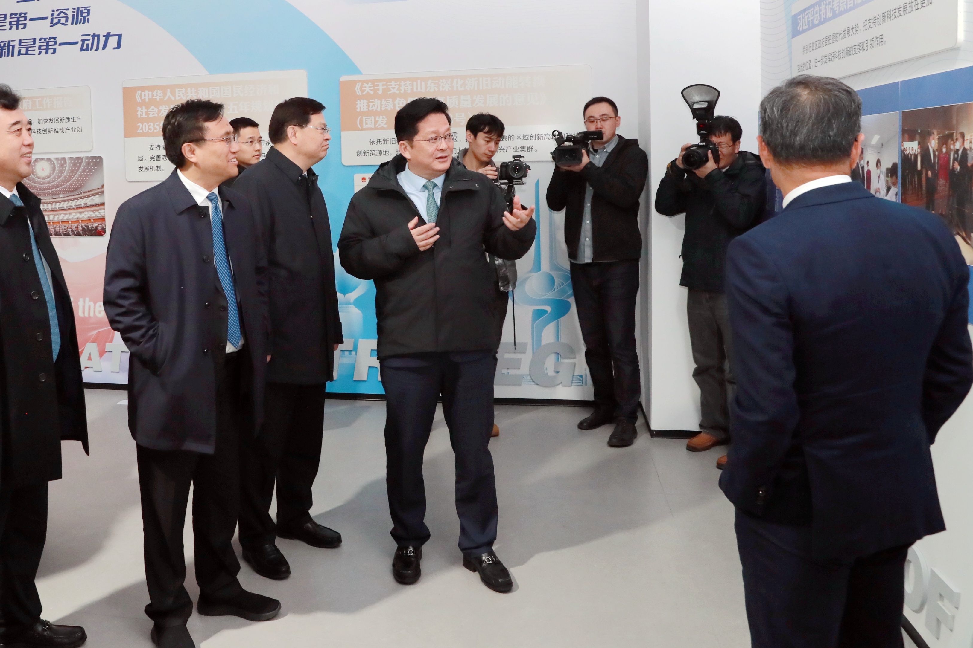 魯港科技合作創(chuàng)新中心揭牌成立 華魯集團(tuán)助力青島上合與香港科技園深化合作-1.jpg