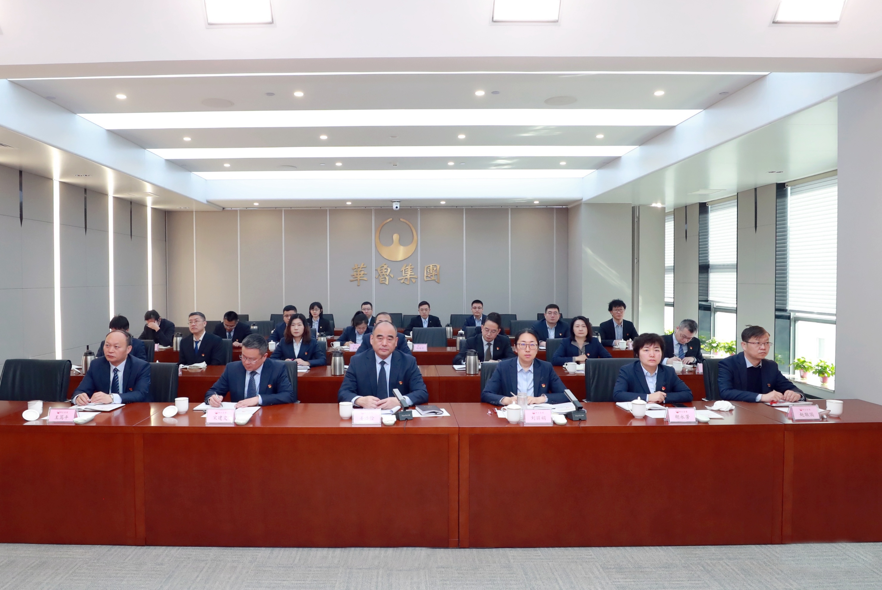 華魯集團(tuán)召開2024年第一期廉政講堂暨 一季度紀(jì)檢監(jiān)察工作會議-2.jpg